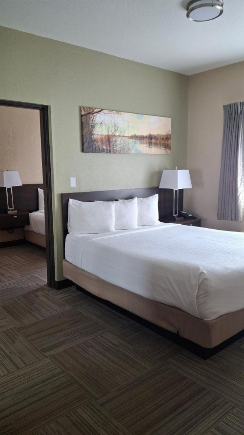 Island Suites - image 20
