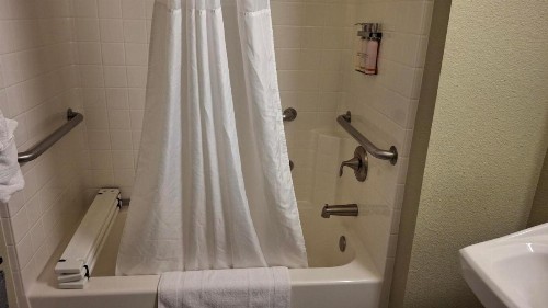 Island Suites - image 24