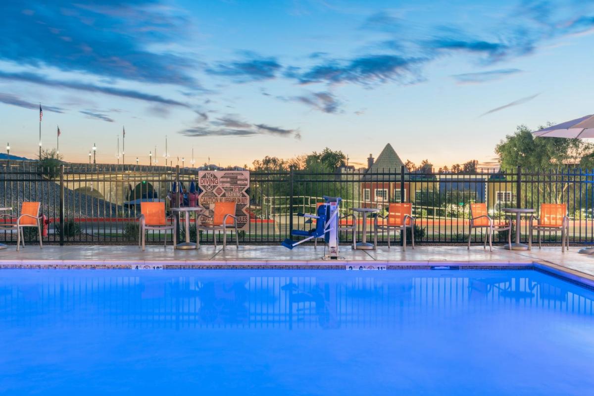 Holiday Inn Express & Suites Lake Havasu - London Bridge an IHG Hotel - image 3