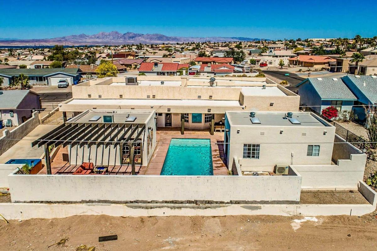 Pet Friendly - Sleeps 23 - Two Casitas - Amazing Yard - Heated Pool & Spa - Shoshone - image 3