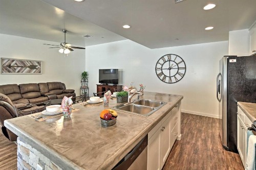 Modern Home - Walk to Lake Havasu and London Bridge! - image 8