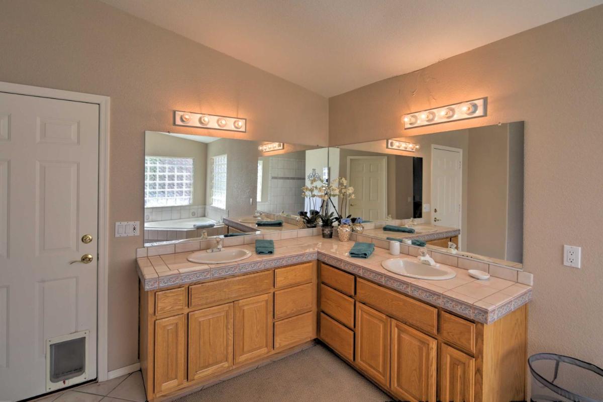Home with Hot Tub and Pool 4Mi to Lake Havasu Park - image 7