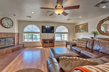 Desert Getaway with Putting Green and Pool table