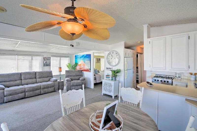 Bright Home with Resort Perks - Walk to Lake Havasu! - main image
