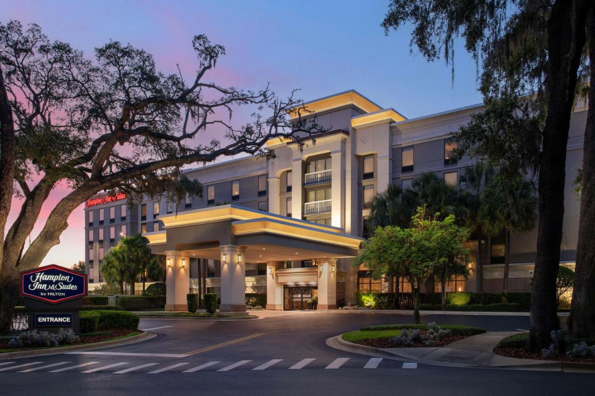 Hampton Inn & Suites at Colonial TownPark - image 2