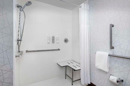 Hampton Inn & Suites at Colonial TownPark - image 24