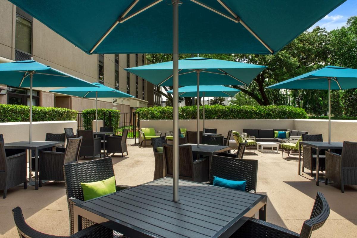 Hampton Inn & Suites at Colonial TownPark - image 3