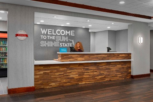 Hampton Inn & Suites at Colonial TownPark - image 4