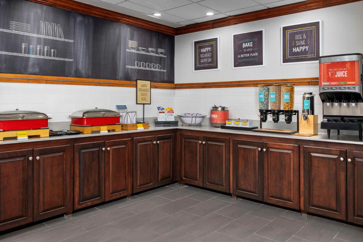 Hampton Inn & Suites at Colonial TownPark - image 5