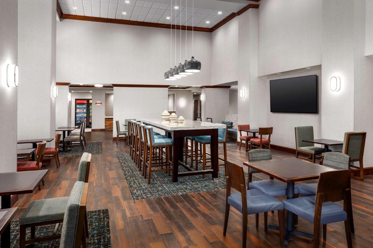 Hampton Inn & Suites at Colonial TownPark - image 6