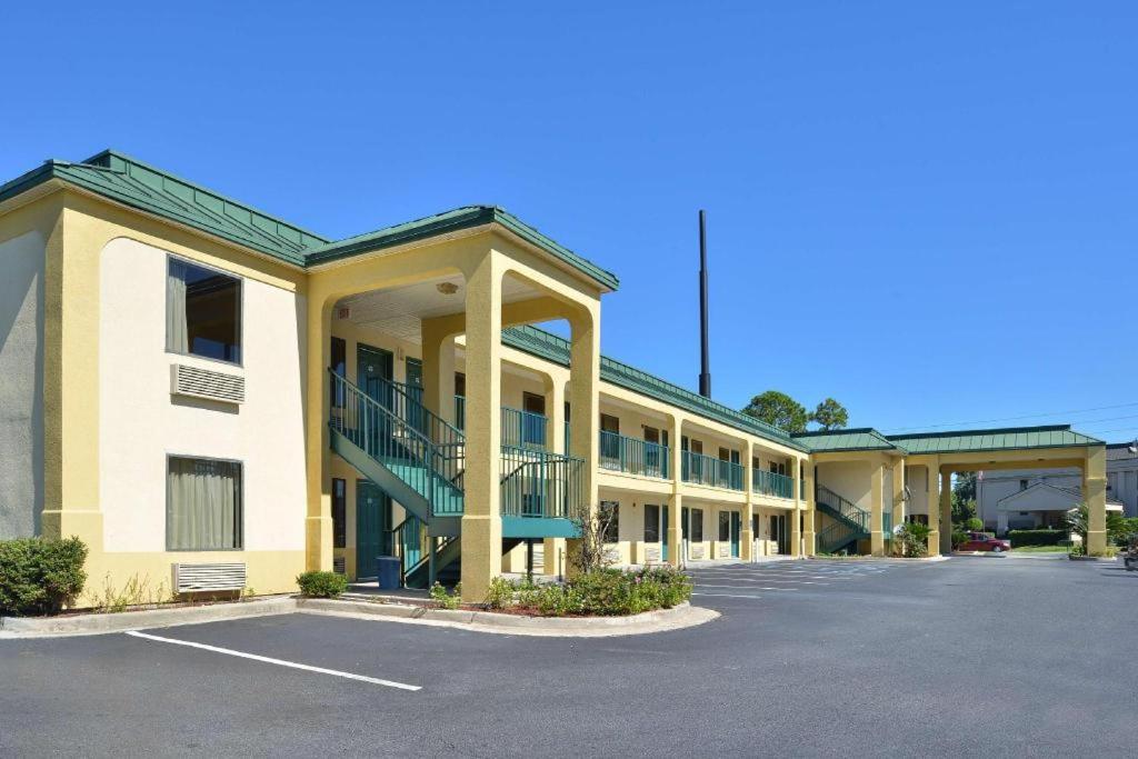 Americas Best Value Inn - Valdosta/Lake Park - image 2