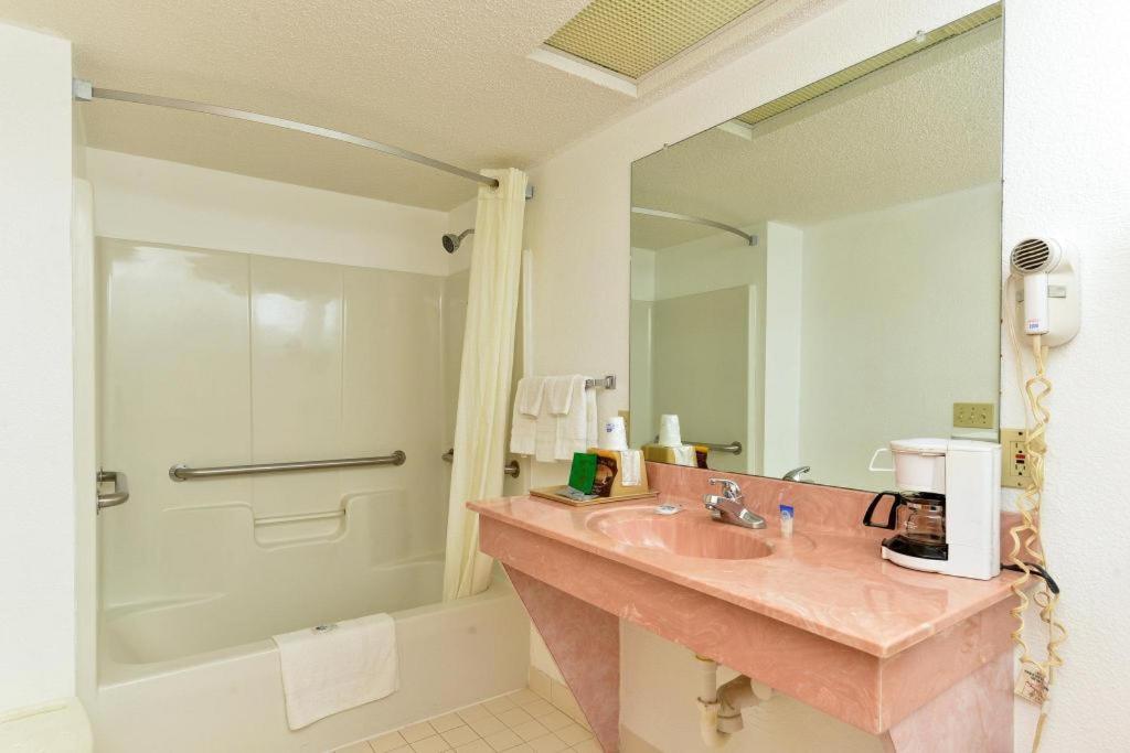 Americas Best Value Inn - Valdosta/Lake Park - image 6