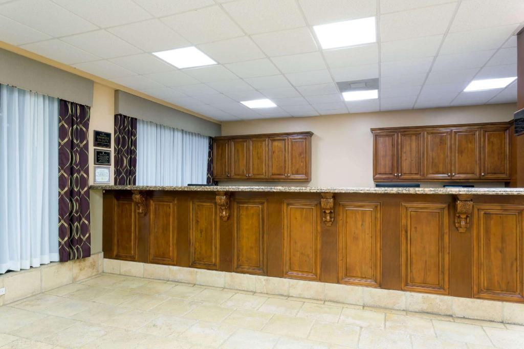 Ramada by Wyndham Lake Placid - image 4