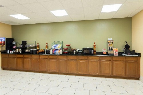 Ramada by Wyndham Lake Placid - image 8