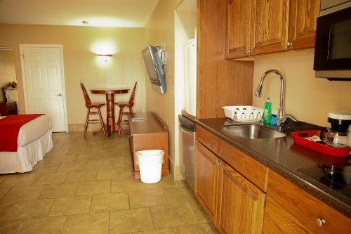 Lake Grassy Inn & Suites - image 16