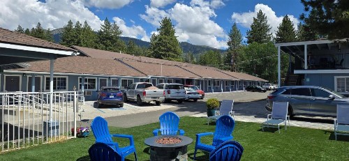 Bluebird Day Inn & Suites - image 11