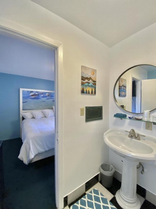 Bluebird Day Inn & Suites - image 3