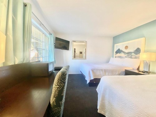Bluebird Day Inn & Suites - image 36
