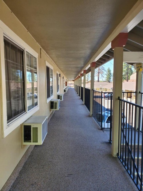 Bluebird Day Inn & Suites - image 4