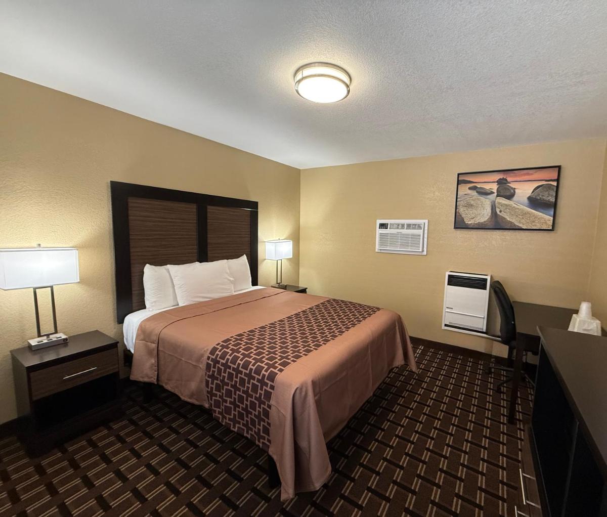 Pinewood Inn - main image