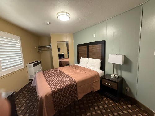 Pinewood Inn - image 11