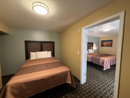 Pinewood Inn - image 15