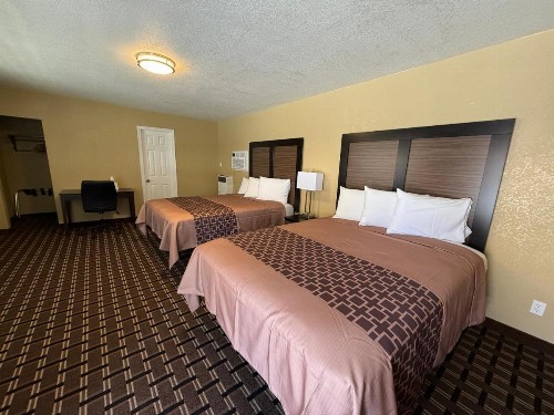 Pinewood Inn - image 2