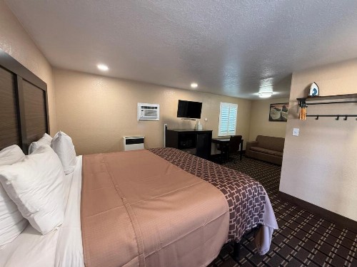 Pinewood Inn - image 23