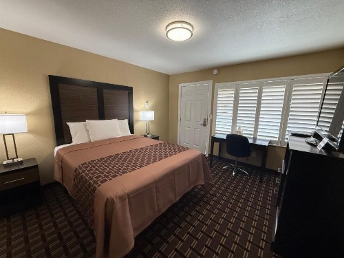 Pinewood Inn - image 25