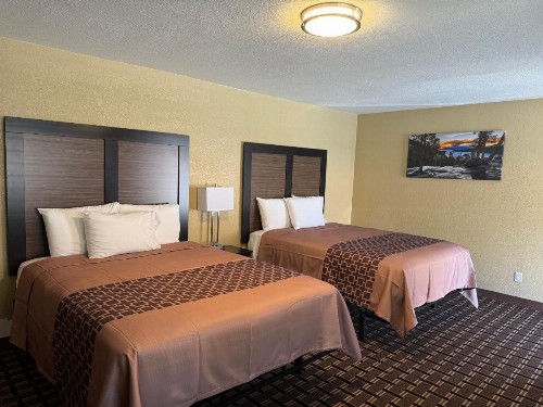 Pinewood Inn - image 3