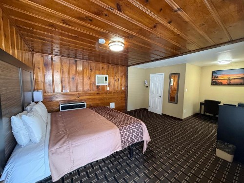 Pinewood Inn - image 32
