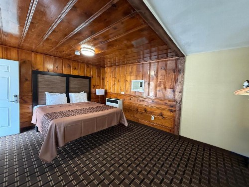Pinewood Inn - image 33