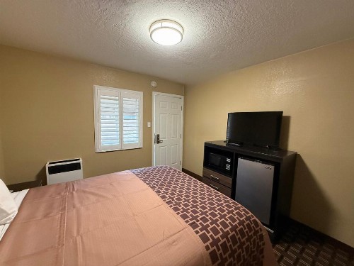 Pinewood Inn - image 35