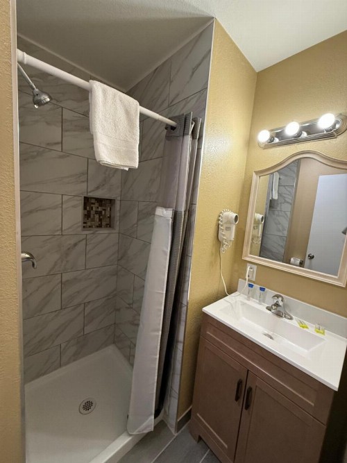 Pinewood Inn - image 38