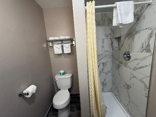 Pinewood Inn - image 4