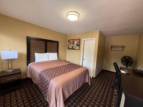 Pinewood Inn - image 41