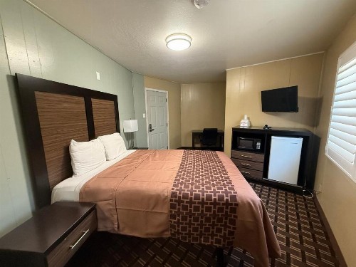 Pinewood Inn - image 46