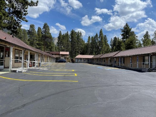 Pinewood Inn - image 5