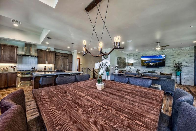 Brand New 4 Br Luxury Home Minutes From Lake Tahoe Townhouse - image 4
