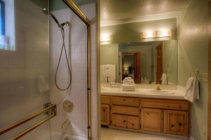 Lupine Lodge by Lake Tahoe Accommodations - image 6