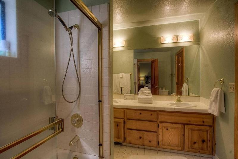 Lupine Lodge by Lake Tahoe Accommodations - image 6