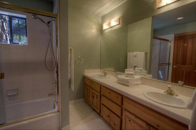 Lupine Lodge by Lake Tahoe Accommodations - image 7