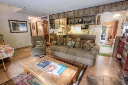 Bambis Bunkhouse by Lake Tahoe Accommodations - image 11