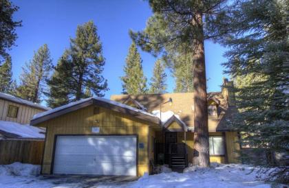 Bambis Bunkhouse by Lake Tahoe Accommodations - image 3