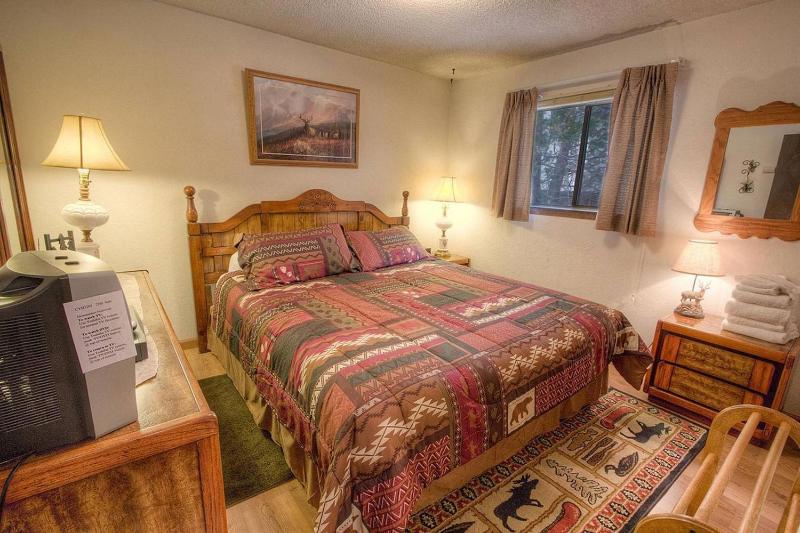 Bambis Bunkhouse by Lake Tahoe Accommodations - image 4