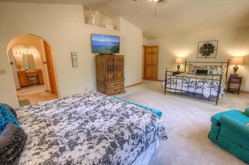 Tahoe Trails Lodge by Lake Tahoe Accommodations - image 4