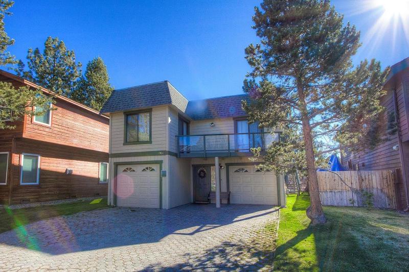 Evergreen Escape by Lake Tahoe Accommodations - main image