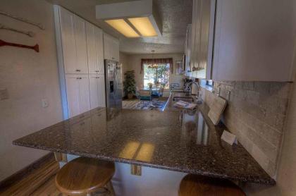 Evergreen Escape by Lake Tahoe Accommodations - image 5
