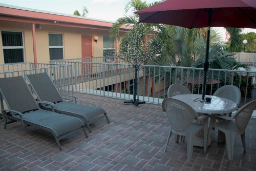 Lago Mar Motel and Apartments - image 7