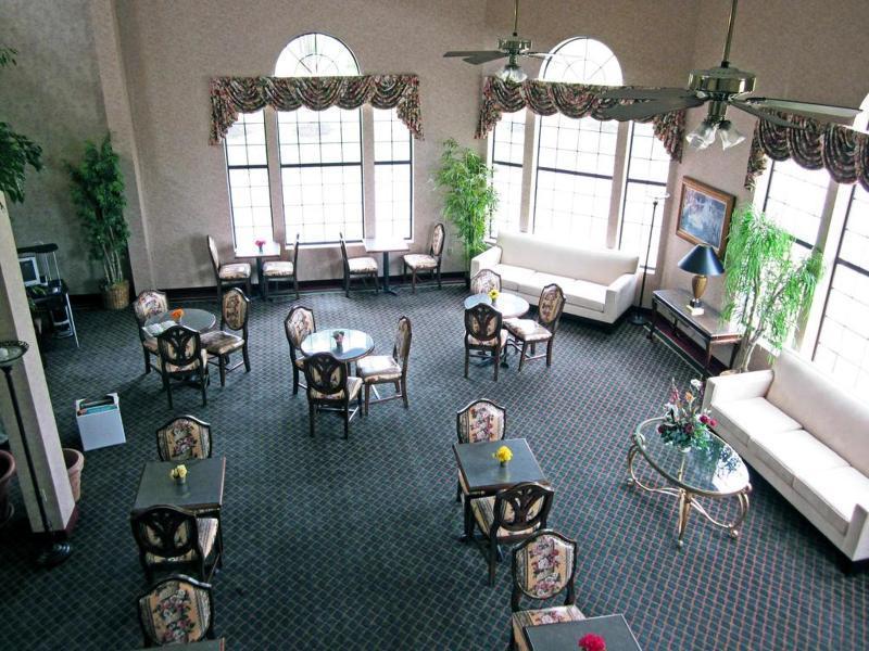 Econo Lodge - image 4